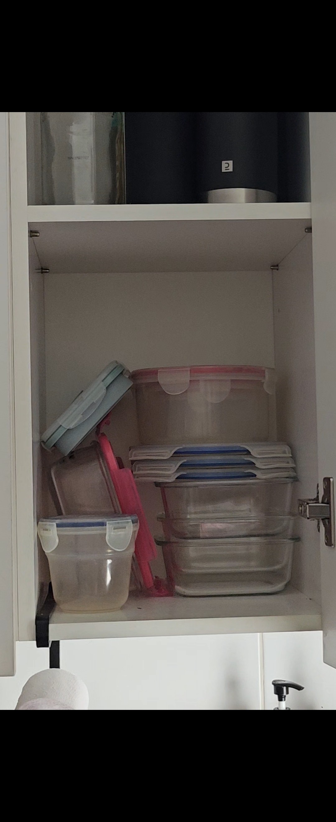 foto de antes de instalar el organizador mostrando un espacio desordenado de tupperwares