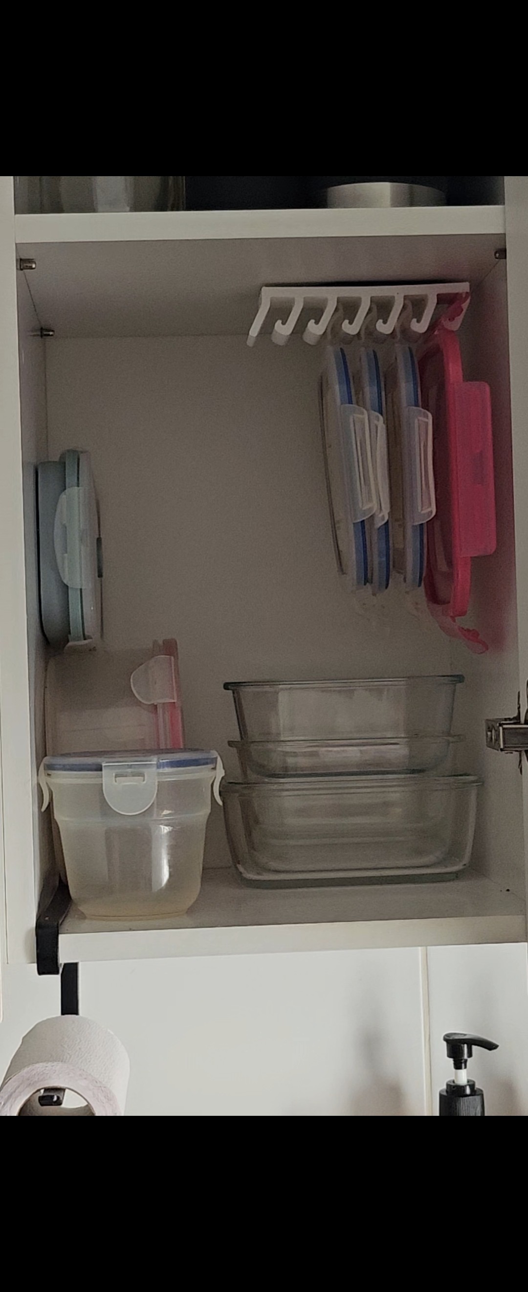 fotos del después de haber instalado el organizador de tapas con tapas insertadas en sus ranuras